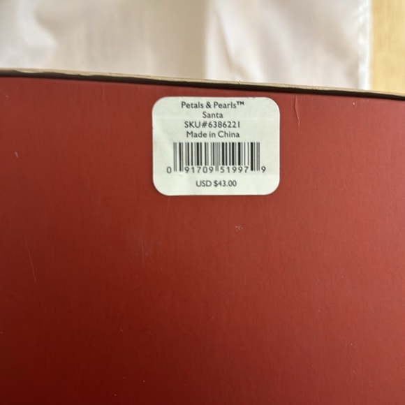 Lenox Santa Figurine “Petals and Pearls” - Picture 5 of 5